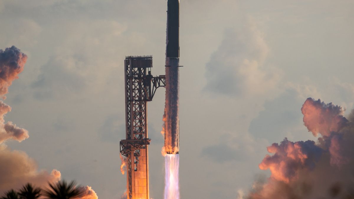 BOCA CHICA BEACH, TEXAS - SEPTEMBER 28: SpaceX Starship Flight 14 launches from its launch pad at Boca Chica Beach on September 28, 2026 in Boca Chica Beach, Texas. The first-ever orbital launch attempt's objective for Flight 14 is to deliver Starlink internet satellites to space. (Photo by Brandon Bell/Getty Images)