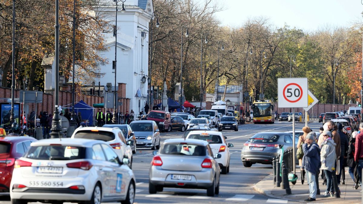 Dzie? Wszystkich ?wi?tych i Zaduszki w Polsce
Fot. Adam Burakowski/East News, Warszawa, 02.11.2024. Dzien Zaduszny na Starych Powazkach. N/z ruch na ulicy Powazkowskiej.
Adam Burakowski