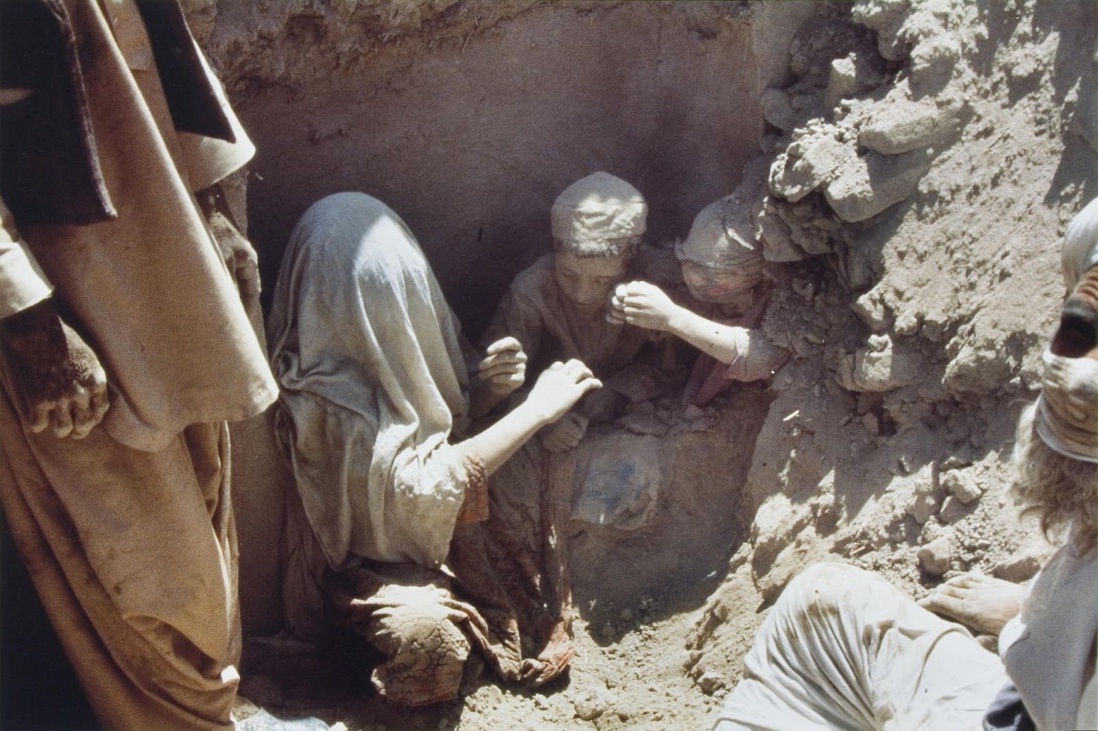 Radosław Sikorski i „Prochy Świętych". Historia niezwykłej fotografii nagrodzonej w konkursie World Press Photo 1