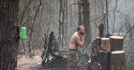 Życie codzienne żołnierzy na Ukrainie. Tak płynie czas w okopach pod Kijowem