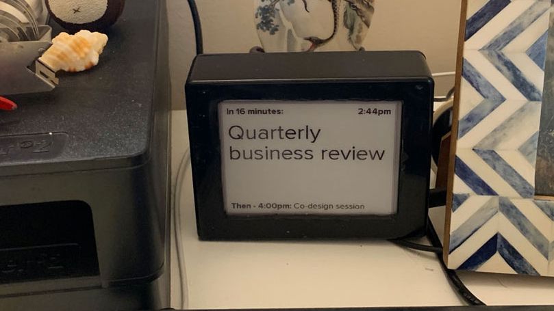 Domowy projekt elektronicznego kalendarza na e-papierze. UpNext można stworzyć wydając poniżej 100 dolarów 1