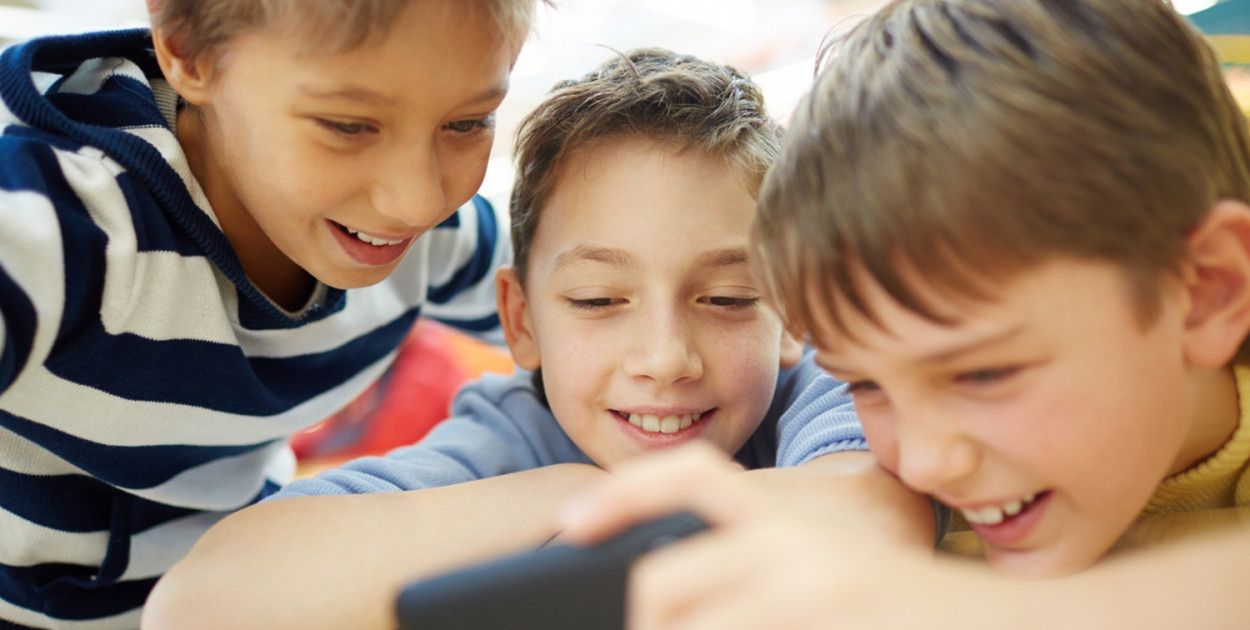 Smartfon zapalił się w rękach uczniów. Czworo dzieci trafiło do szpitala