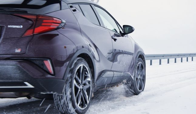 Na śnieżnej brei auto lepiej radzi sobie bez kontroli trakcji
