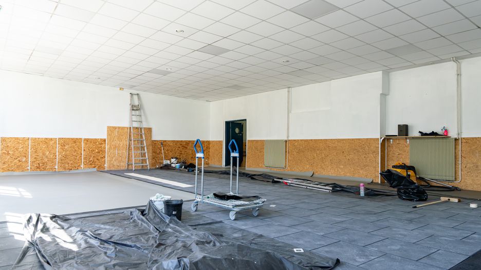 salle de classe, école, rénovation, travaux, chantier, éducation, intérieur, réaménagement, mur, sol, mobilier scolaire, bâtiment, peinture, modernisation, établissement scolaire, classroom, school, renovation, construction, site, education, interior, remodeling, wall, floor, school furniture, building, painting, modernization, educational facility, bureau, salle, vide, couloir, parquets, architecture, affaires, mobilier, dedans, conception, chaise, en verre, lumière, industrie, béton, personne