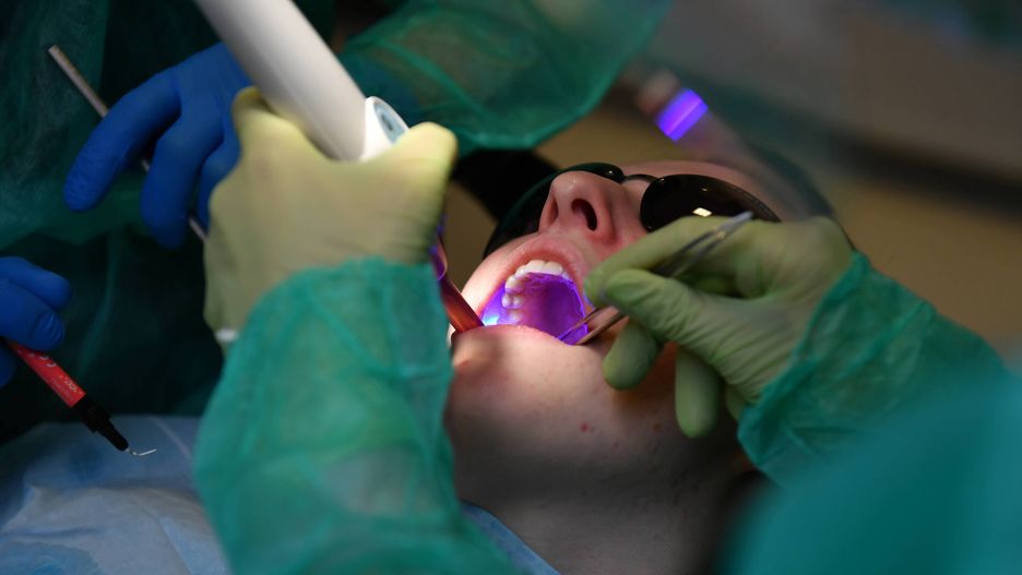 leczenie stomatologiczne
Szczecin, 18.01.2021. Koronawirus w Polsce. Leczenie stomatologiczne w jednym z gabinet�w dentystycznych w Szczecinie, 18 bm. Z uwagi na pandemi� koronawirusa wizyty pacjent�w odbywaj� si� w re�imie sanitarnym, z uwzgl�dnieniem procedur, kt�re maj� zminimalizowa� ryzyko transmisji wirusa. (olm) PAP/Marcin Bielecki
Marcin Bielecki
b�l z�ba, chirurgia dentystyczna, covid, covid-19, dentysta, doktor, epidemia, epidemie i zarazy, gabinet stomatologiczny, higienistaka, ilustracja, koronawirus w Polsce, leczenia, leczenie z�b�w, lekarz, ochrona zdrowia, pacjent, pacjentka, pandemia, pomoc stomatologiczna, pr�chnica, przegl�d uz�bienia, SARS-CoV-19, SARS-CoV-2, S�awomir Kluzek, s�u�ba zdrowia, stan epidemii, stomatolog, stomatologia, Szczecin, Tetiana Sorochan, wirus, z�by