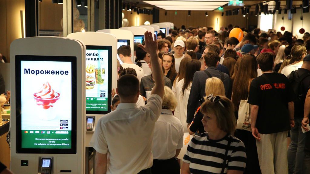 Tłumy na otwarciu restauracji "Smacznie i kropka" w Moskwie