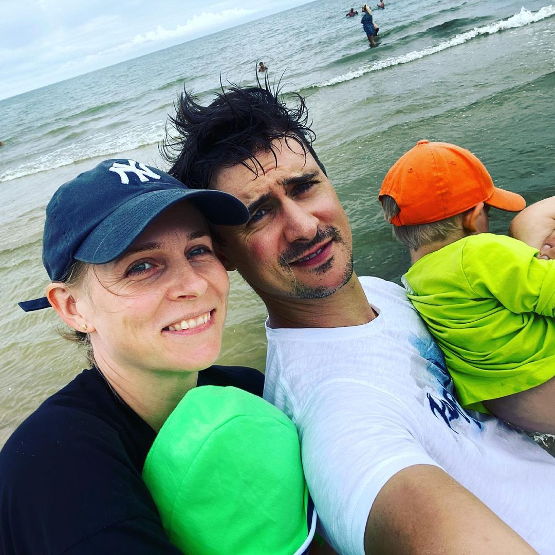 Mateusz Damięcki apeluje do syna w nowym poście. Do zdjęcia założył bieliznę i szpilki 