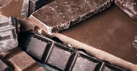 Cukiernik o białym nalocie na czekoladzie. Sprawdź, co oznacza, zanim postanowisz ją zjesz