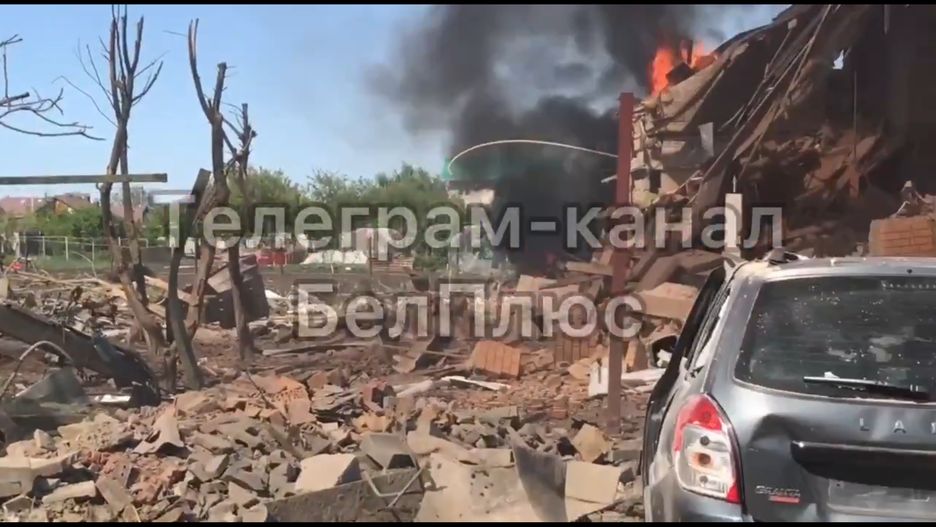 Jeden z budynków i samochodów w Biełgorodzie uszkodzonych przez zgubioną przez rosyjski samolot bombę szybującą FAB. 