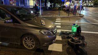 Warszawa. Potrącenie dostawcy jedzenia na rowerze w Śródmieściu. Poszkodowany trafił do szpitala