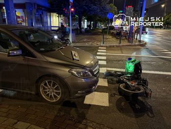 Warszawa. Potrącenie dostawcy jedzenia na rowerze w Śródmieściu. Poszkodowany trafił do szpitala