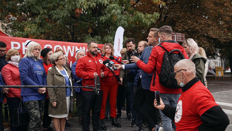 Warszawa. Czerwone miasteczko sędziów i pracowników sądów pod Ministerstwem Sprawiedliwości