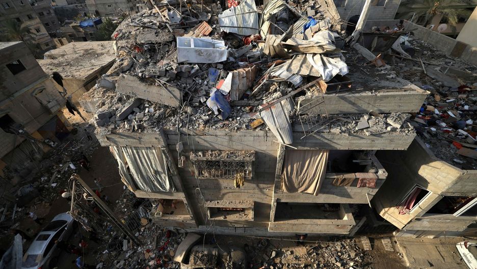 Widok na budynek zniszczony po izraelskim bombardowaniu Strefy Gazy w palestyńskim mieście Khan Yunis w południowej Gazie, 27 października 2023 r.
