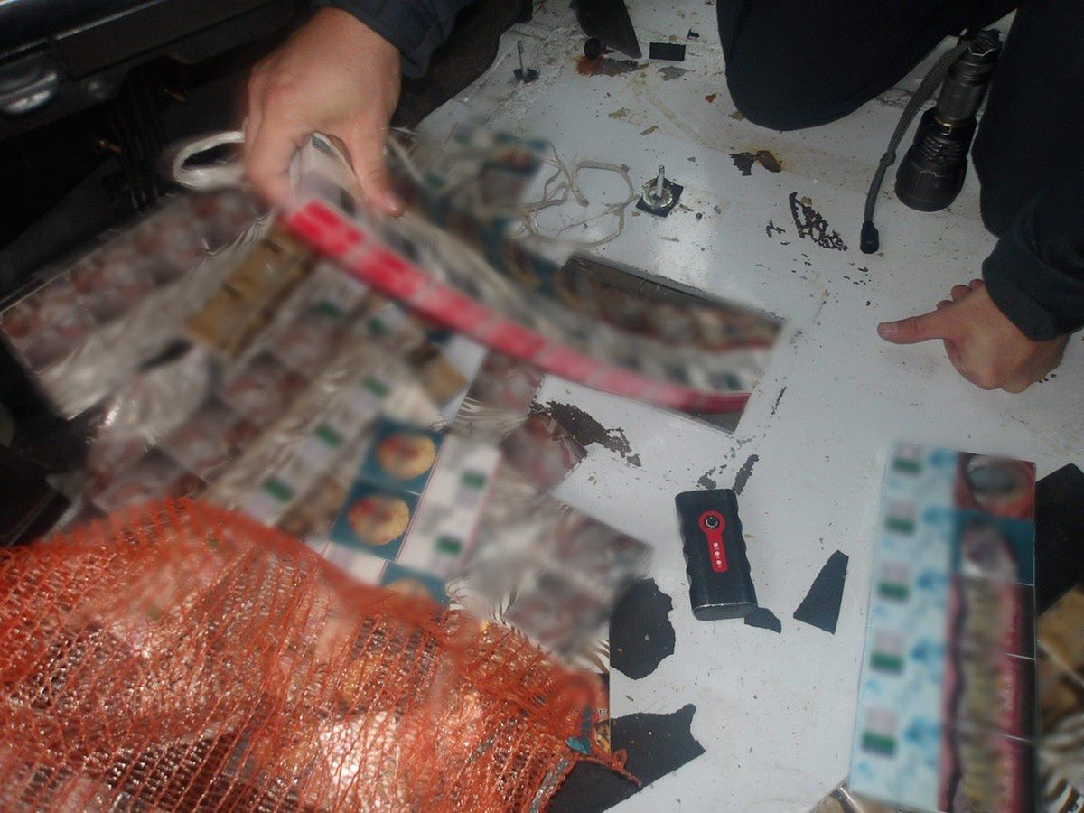 Koroszczyn: SCS udaremniła przemyt ponad 3,4 tys. paczek papierosów ukrytych w ciężarówkach