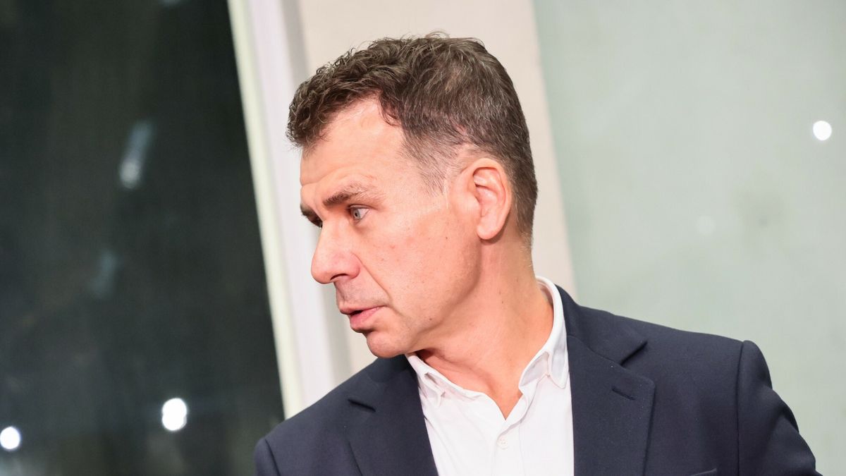 Sejmowa komisja ?ledcza w sprawie Pegasusa
Fot. Anita Walczewska/East News, 06.06.2025. Sejmowa komisja sledcza w sprawie Pegasusa. Komisja zaplanowala przesluchanie Ernesta Bejdy (n/z), bylego Szefa Centralnego Biura Antykorupcyjnego. Urzednik zostal doprowadzony na przesluchanie przez policje.
Anita Walczewska