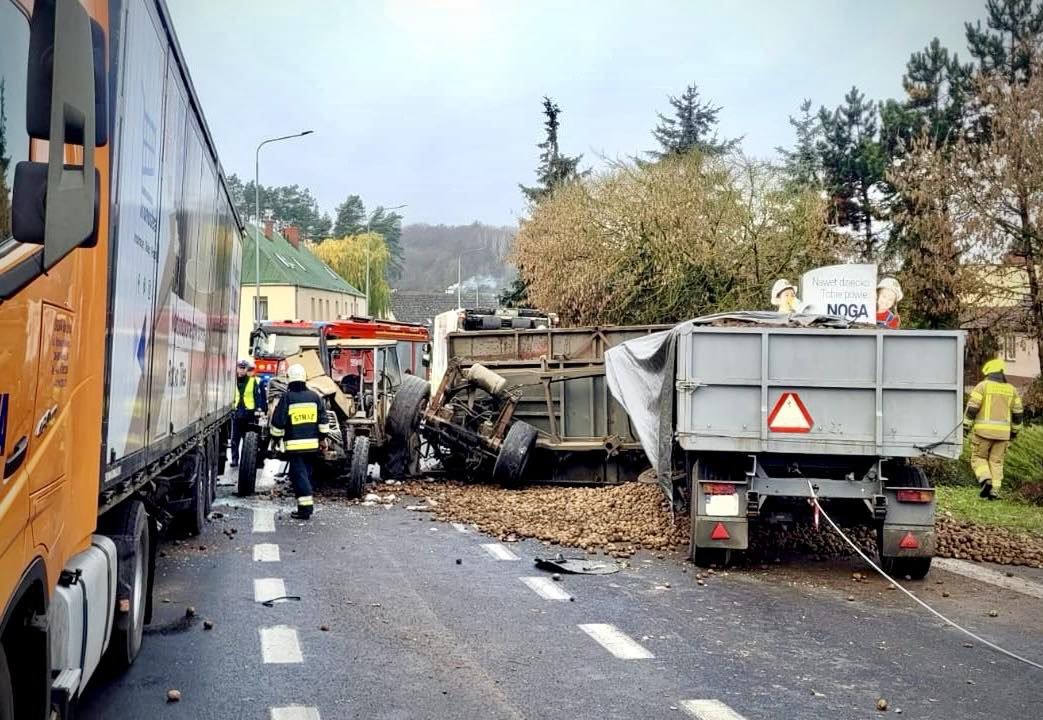 Ujście: Wypadek z udziałem ciągnika. DK11 całkowicie zablokowana