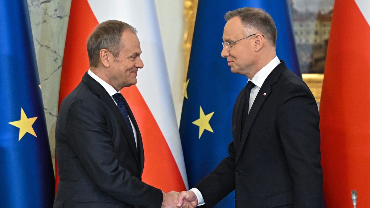 Warszawa, 13.02.2024. Prezydent Andrzej Duda (P) i premier Donald Tusk (L) na posiedzeniu Rady Gabinetowej, 13 bm. w Pałacu Prezydenckim w Warszawie. Andrzej Duda ma z rządem przedyskutować realizację strategicznych inwestycji, takich jak Centralny Port Komunikacyjny, kwestię energetyki jądrowej oraz modernizację polskiej armii. (ad) PAP/Radek Pietruszka