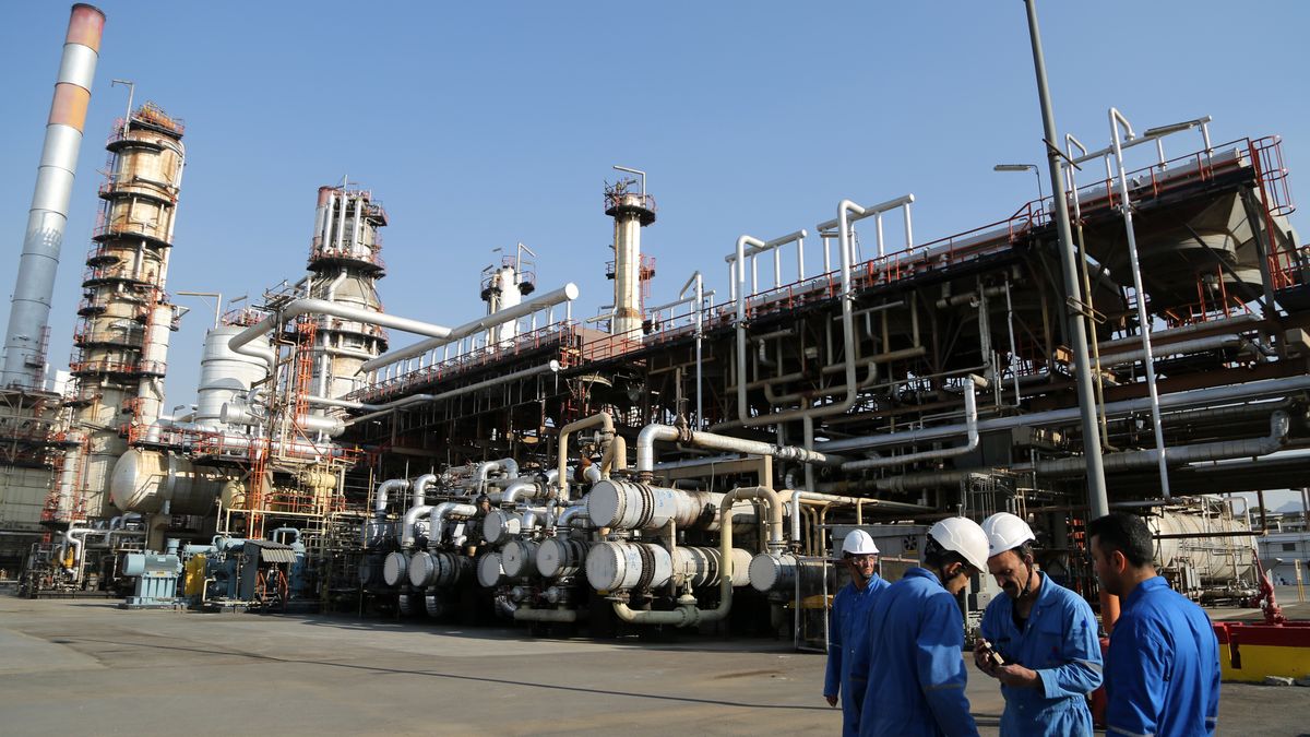 Isfahan Oil and Gas Refinery Company in Iran
ISFAHAN, IRAN, NOVEMBER 08: A general view of Isfahan Refinery, one of the largest refineries in Iran and is considered as the first refinery in the country in terms of diversity of petroleum products in Isfahan, Iran on November 08, 2023. The products of this refinery include liquefied gas, gasoline, gas oil, aviation fuel types, kerosene, solvents, crude oil and sulfur. (Photo by Fatemeh Bahrami/Anadolu via Getty Images)
Anadolu
company, esfahan oil refinery company, isfahan oil and gas refinery company, oil, petroleum, petroleum products