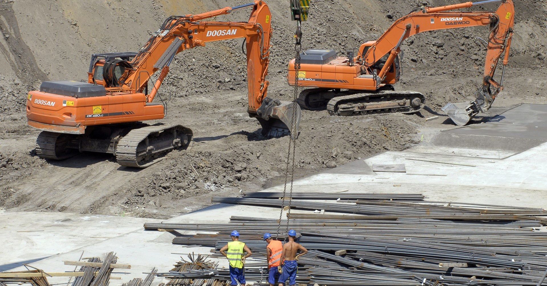 Spadek liczby etatów w budownictwie był głębszy niż sugerowałaby sezonowość, co dodatkowo podkreśla trudności na rynku pracy.
