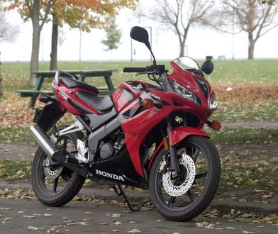 Honda CBR125R – popularny sportowy motocykl na kategorię B