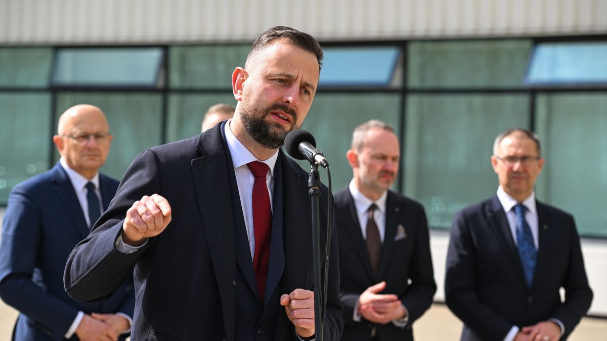 Świdnik, 25.03.2024. Wicepremier, minister obrony narodowej Władysław Kosiniak-Kamysz (C) podczas konferencji prasowej na terenie Portu Lotniczego Lublin w Świdniku, 25 bm. Szef resortu obrony poinformował o planach utworzenia w Świdniku stałej bazy lotnictwa śmigłowcowego. (amb) PAP/Wojtek Jargiło