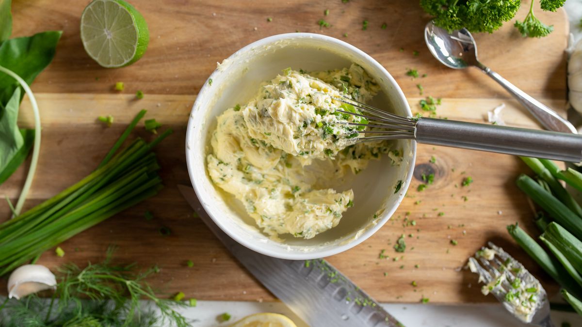 Do czosnkowego masła warto dodać zioła. 