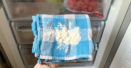 Dokładnie wcieram w ścianki. Zamrażarka nie zarośnie lodem tak szybko