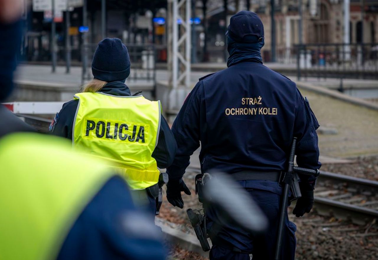 Zakradli się na tory. Wpadli na gorącym uczynku