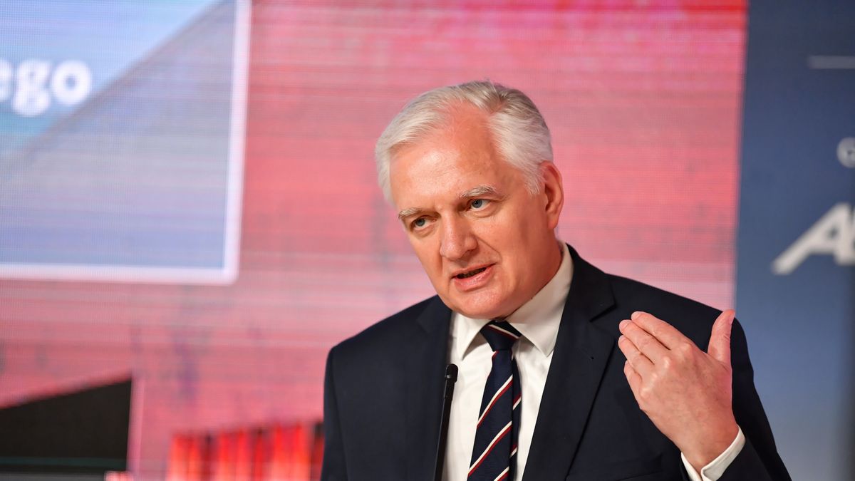 Kielce, 07.06.2021. Wicepremier, minister rozwoju, pracy i technologii Jarosław Gowin podczas uroczystości podpisania i wmurowania Aktu Erekcyjnego pod budowę Świętokrzyskiego Kampusu Laboratoryjnego Głównego Urzędu Miar, 7 bm. w Kielcach. (mr) PAP/Piotr Polak