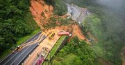 Akcja służb w Brazylii. Skarpa osunęła się na drogę pełną aut