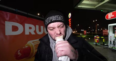 Spróbował hot dogów ze stacji. "Modlić się, żeby nie bolał was brzuch"