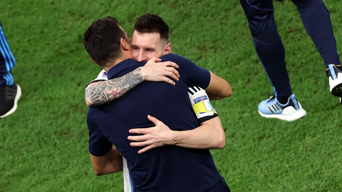 Lionel Messi of Argentina (R) reacts with his ead coach Lionel Scaloni after the FIFA World Cup 2022 semi final between Argentina and Croatia at Lusail Stadium in Lusail, Qatar, 13 December 2022. EPA/Tolga Bozoglu Dostawca: PAP/EPA.