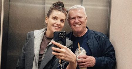 79-letni Włodzimierz Matuszak i jego MŁODSZA O 34 LATA żona przesyłają życzenia. Karolina również jest znaną aktorką (FOTO)