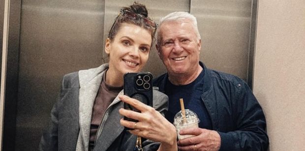 79-letni Włodzimierz Matuszak i jego MŁODSZA O 34 LATA żona przesyłają życzenia. Karolina również jest znaną aktorką (FOTO)