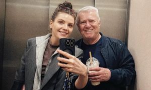 79-letni Włodzimierz Matuszak i jego MŁODSZA O 34 LATA żona przesyłają życzenia. Karolina również jest znaną aktorką (FOTO)