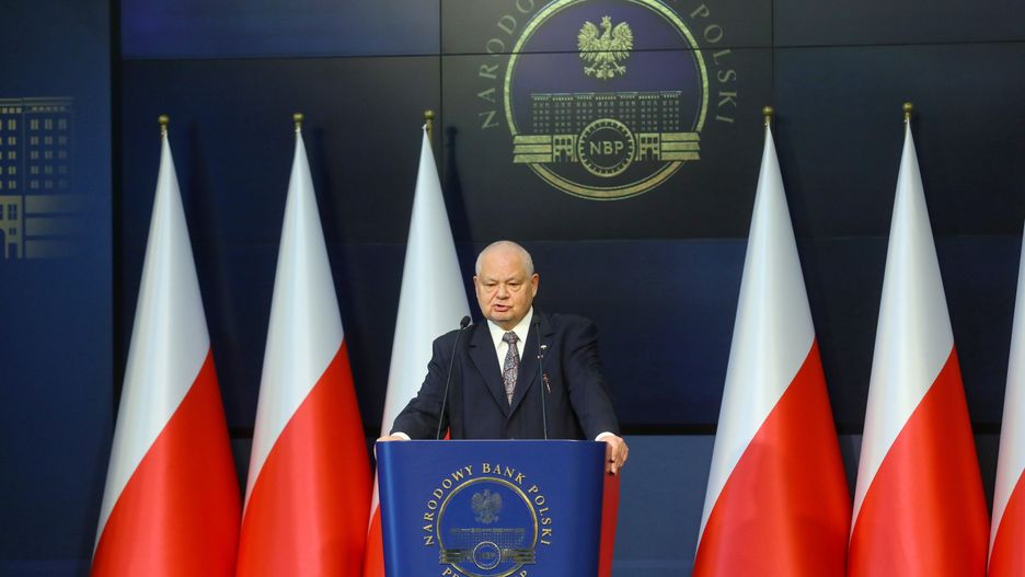 Adam Glapi�skiWarszawa, 09.05.2022. Prezes Narodowego Banku Polskiego Adam Glapi�ski podczas konferencji prasowej w siedzibie NBP w Warszawie, 9 bm. Rada Polityki Pieni�nej podnios�a stopy procentowe o 75 pb. Stopa referencyjna, g��wna stopa procentowa NBP, wzros�a do 6 proc. (mr) PAP/Rafa� GuzRafa� Guzbie��ca, briefing, dla medi�w, ekonomia, ekonomiczna, finanse, inflacja, konferencja, Narodowego Banku Polskiego, Narodowy Bank Polski, NBP, ocena, podsumowanie, prasowa, prezes, spotkanie, stopy procentowe