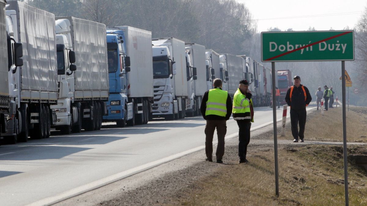 Przej?cie graniczne w Koroszczynie
15.03.2022 KOROSZCZYN   PRZEJSCIE GRANICZNE GRANICA TERMINAL SAMOCHODOWY   BIALORUS TIR CIEZAROWKA CIAGNIK SIODLOWY   KOREK ULICA URZAD CELNY KIEROWCA     NZ       FOT. LUKASZ KACZANOWSKI/POLSKA PRESS
FOT. LUKASZ KACZANOWSKI/POLSKA PRESS