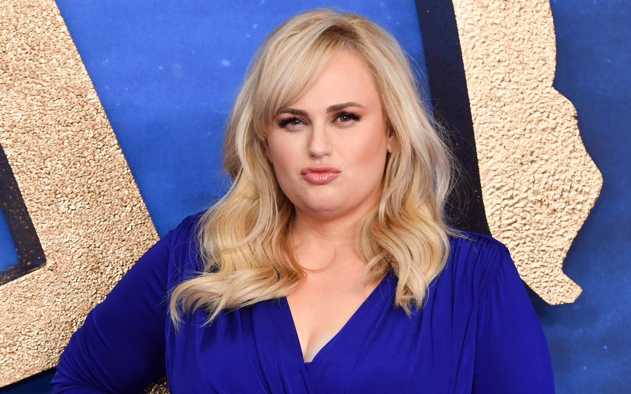 Płaski brzuch i zgrabne nogi. Rebel Wilson wskoczyła w odważny strój kąpielowy
