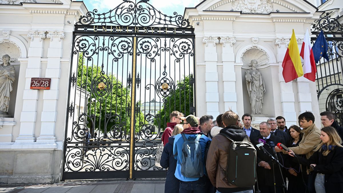 Warszawa, 08.05.2025. Znicze i kwiaty na terenie Kampusu Głównego UW w Warszawie, 8 bm. Wieczorem 7 maja 2025 r. przy gmachu Auditorium Maximum doszło do napaści z użyciem siekiery na pracowników uczelni. Zaatakowana kobieta nie żyje, druga osoba - mężczyzna, został ranny. Rektor UW ogłosił 8 maja dniem żałoby, odwołane zostały wszystkie zajęcia dydaktyczne. (ad) PAP/Rafał Guz