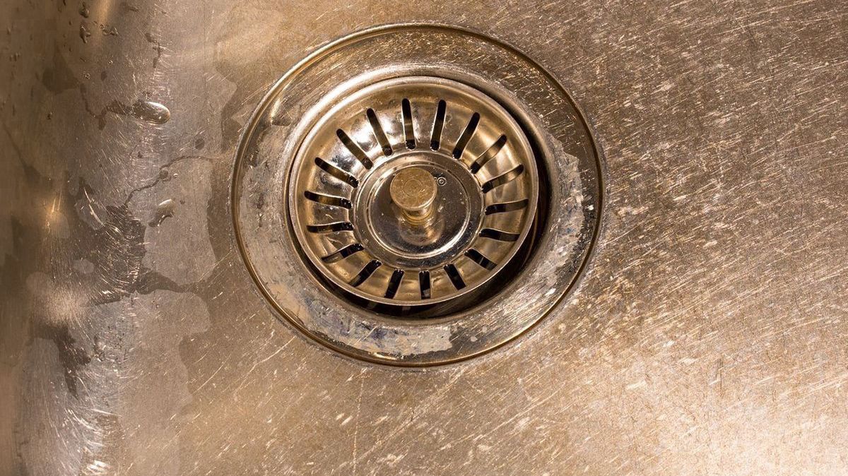 Jak skutecznie poradzić sobie z zapchanym zlewem?
