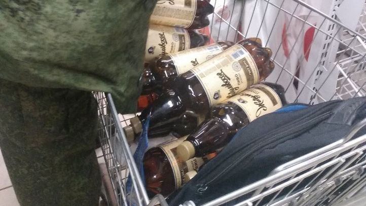 Rosjanin kupuje w sklepie alkohol