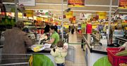 Porównali pensje kasjerów i kierowników sklepów. Sieć podnosi pensje