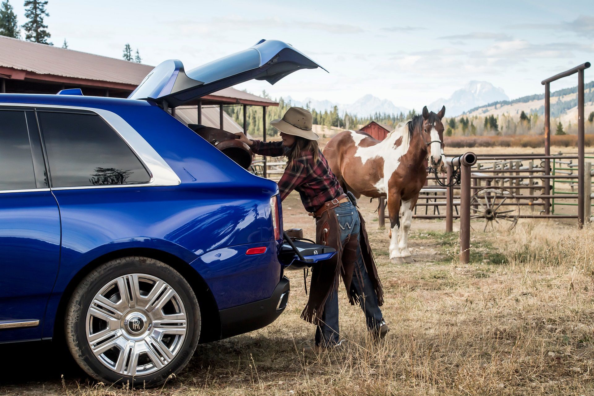 Rolls-Royce Cullinan prezentuje swoje praktyczne oblicze (fot. James Lipman)