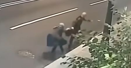 Chciał okraść seniorkę w pelerynie. Kobieta okazała się superbohaterką [WIDEO]