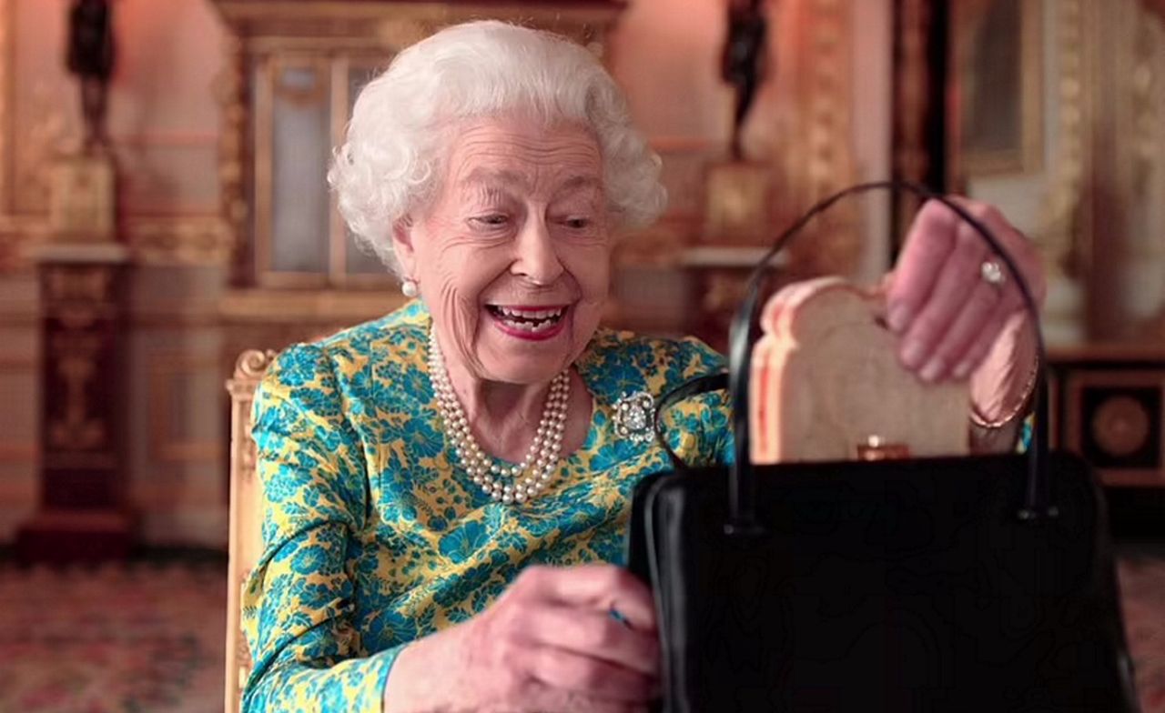 Królowa Elżbieta II w żartobliwym skeczu. Ma 96 lat i wciąż umie się śmiać sama z siebie. Co na to Brytyjczycy?