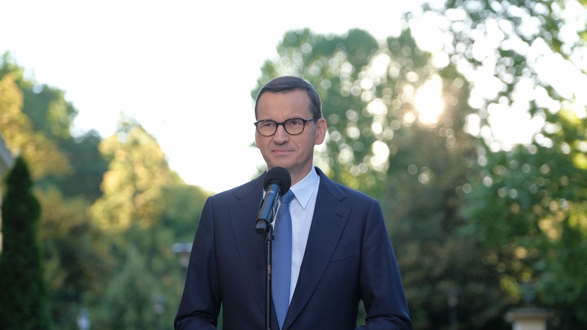 Na zdjęciu Mateusz Morawiecki w trakcie briefingu prasowego przed Kancelarią Premiera