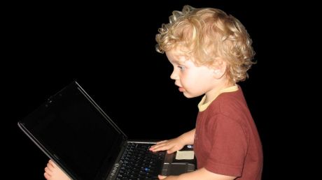 Klawiatura, dzieci i ich małe, szalone palce 1