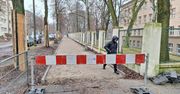 Łódź: Na Praussa zniknęły chodniki. Dzieci do szkoły muszą iść jezdnią