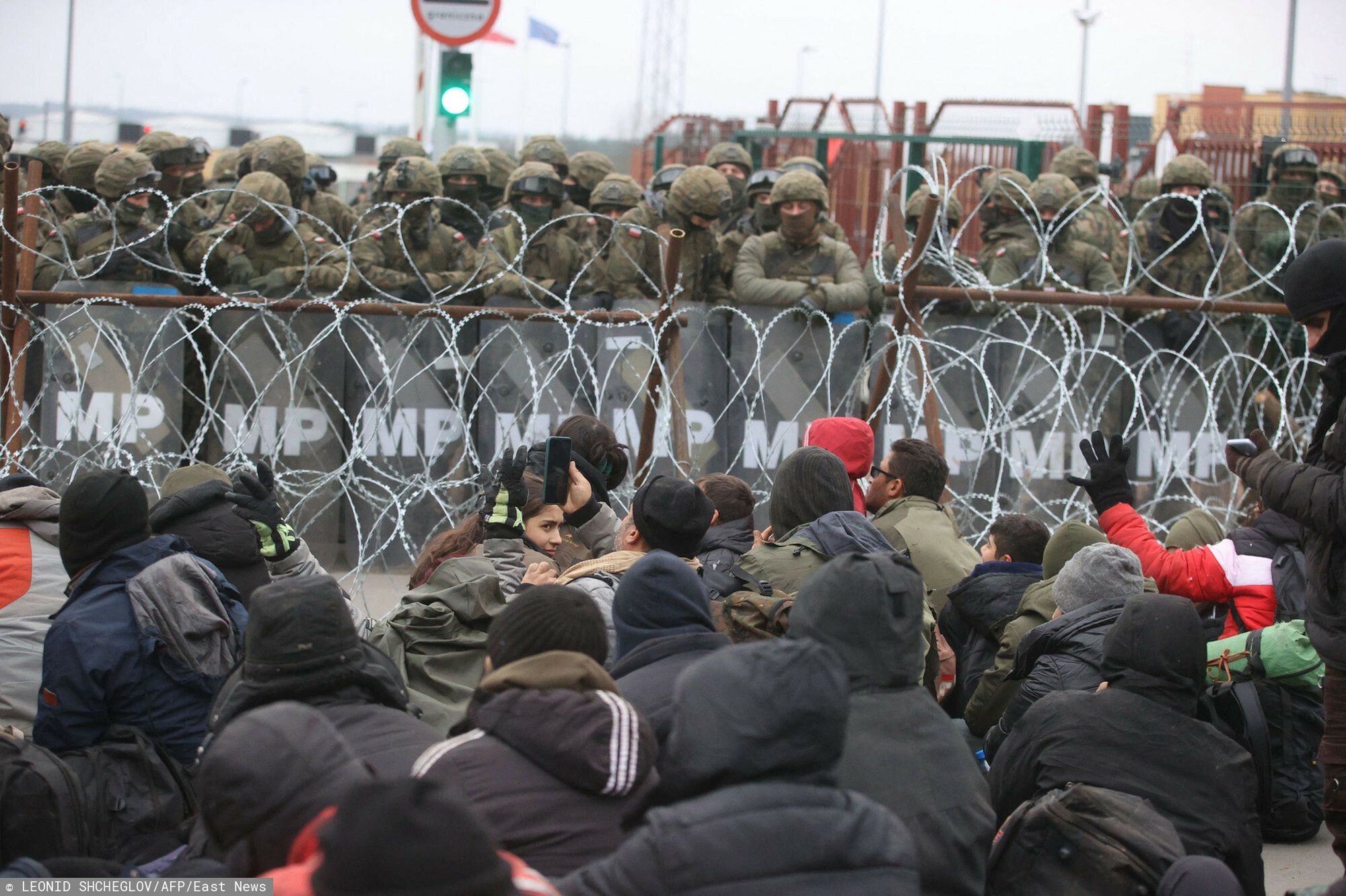Kryzys na granicy to nie tylko kwestia imigrantów, ale szersza gra interesów. 
