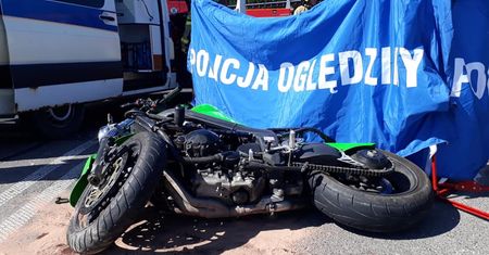 Motocyklista wyprzedzał ciąg pojazdów. Uderzył w ciągnik, zginął na miejscu
